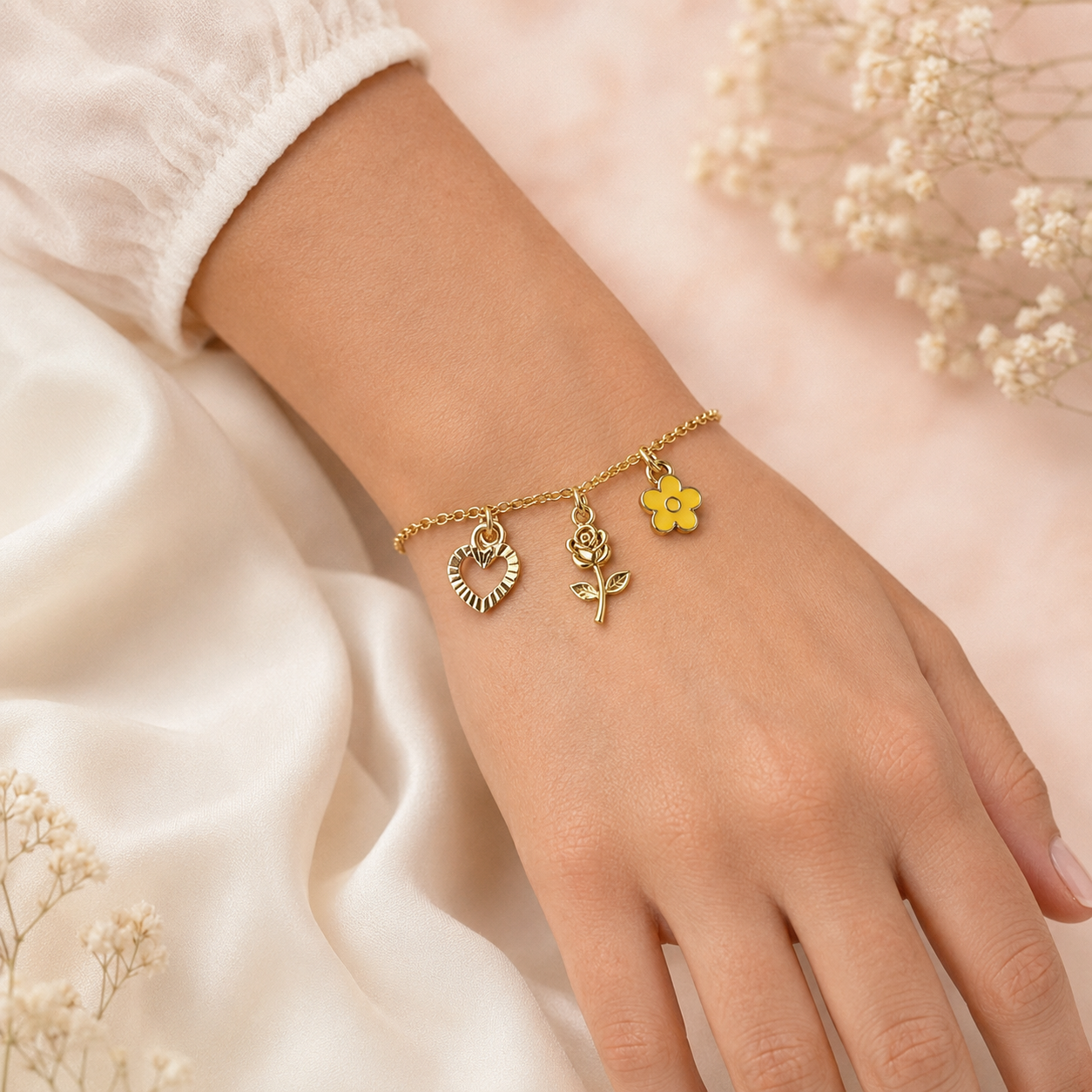 Pulsera de oro con dije de corazón, rosa y flor amarilla