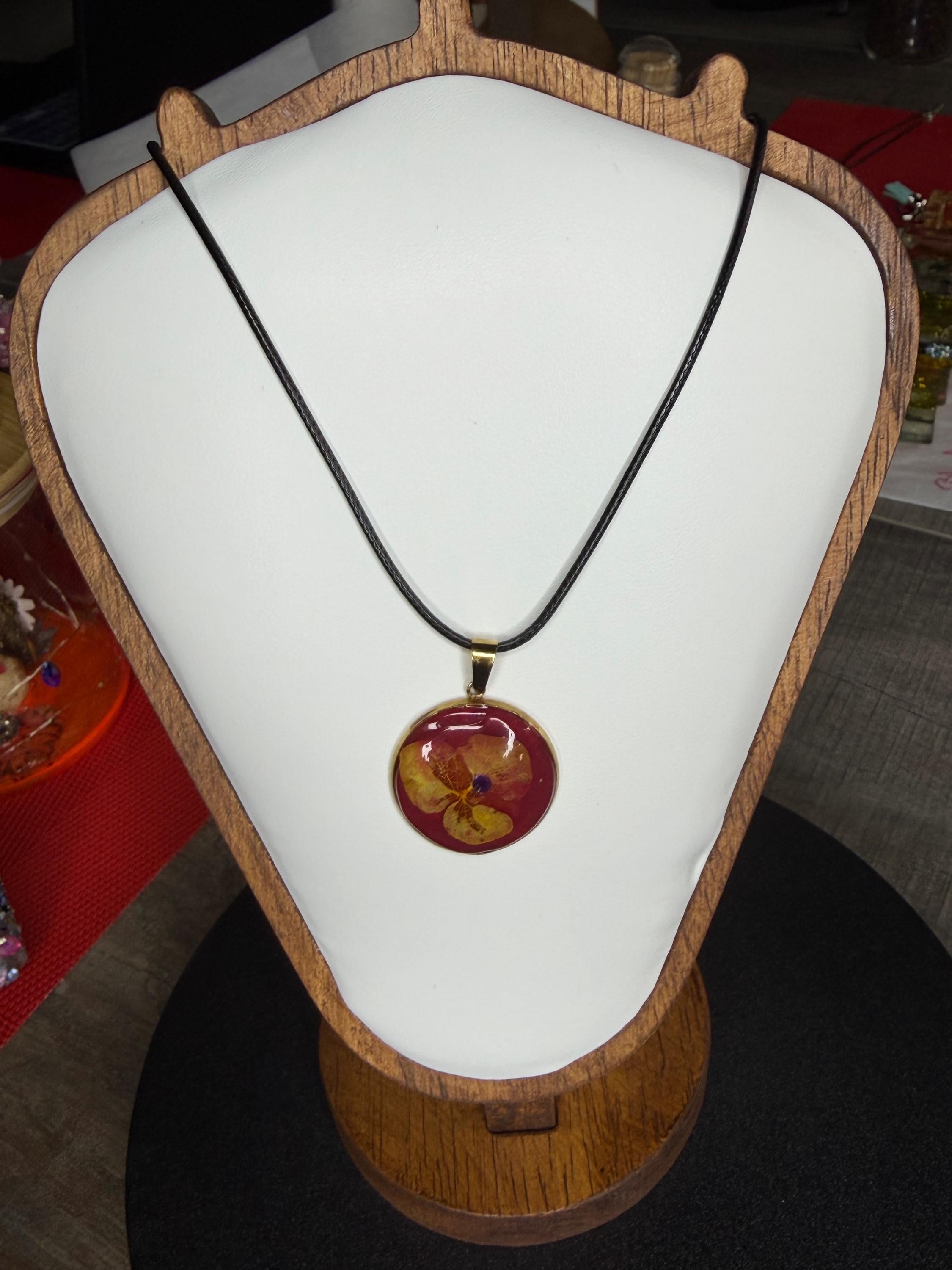 PENDANT WITH FLOWER