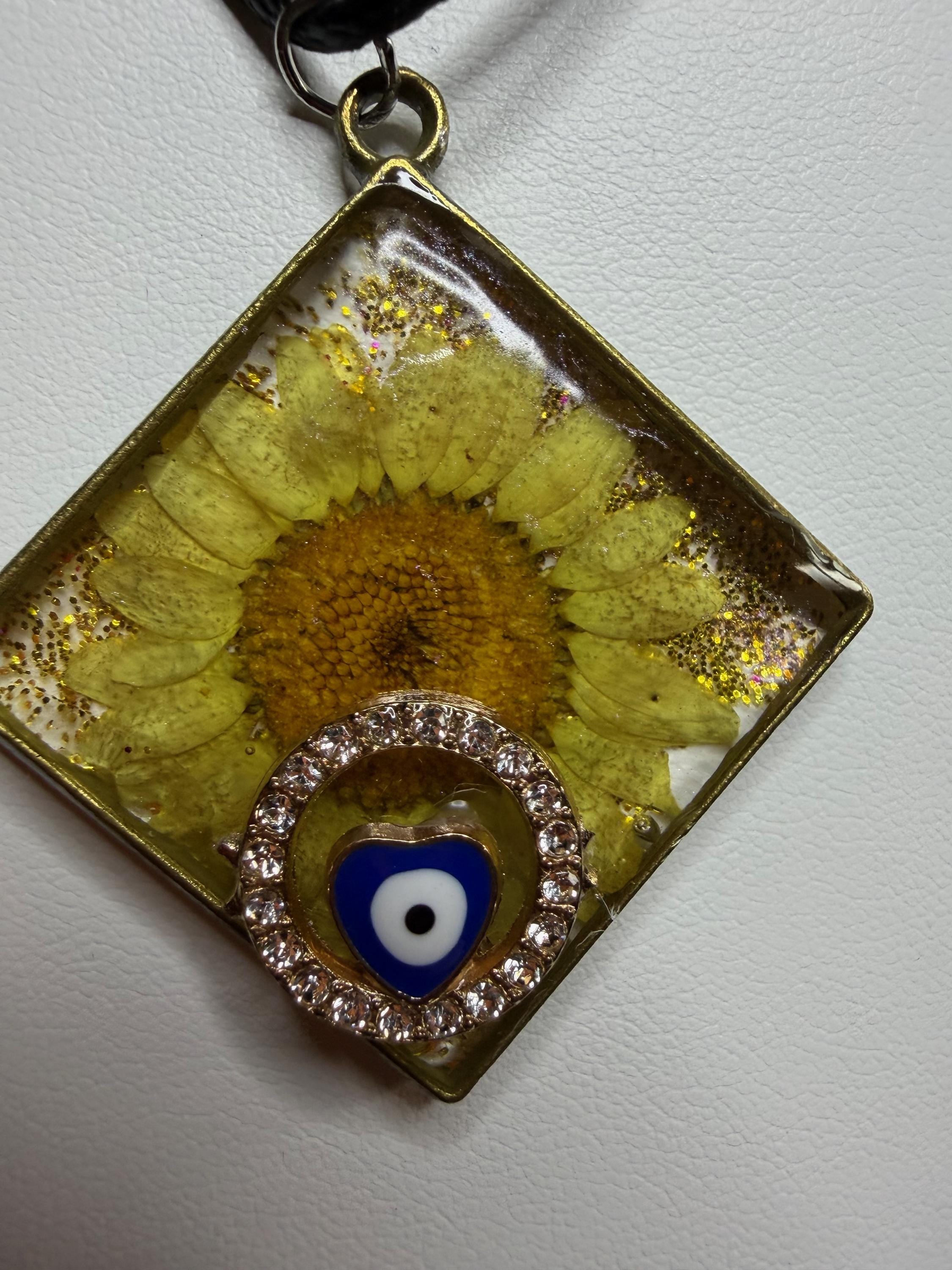 MEDAL WITH DAISY