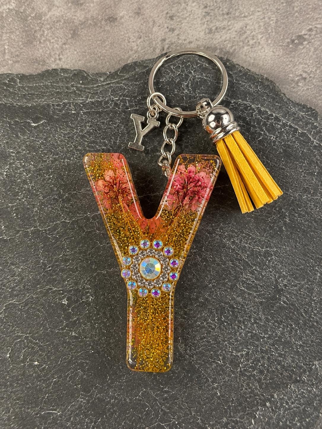 Llavero inicial floral hecho a mano