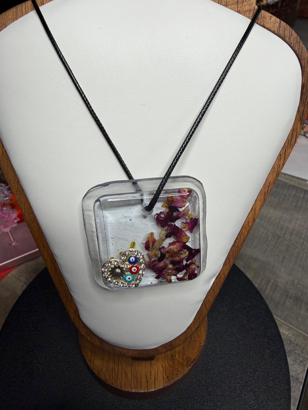 MEDALLION WITH D.FLOWERS