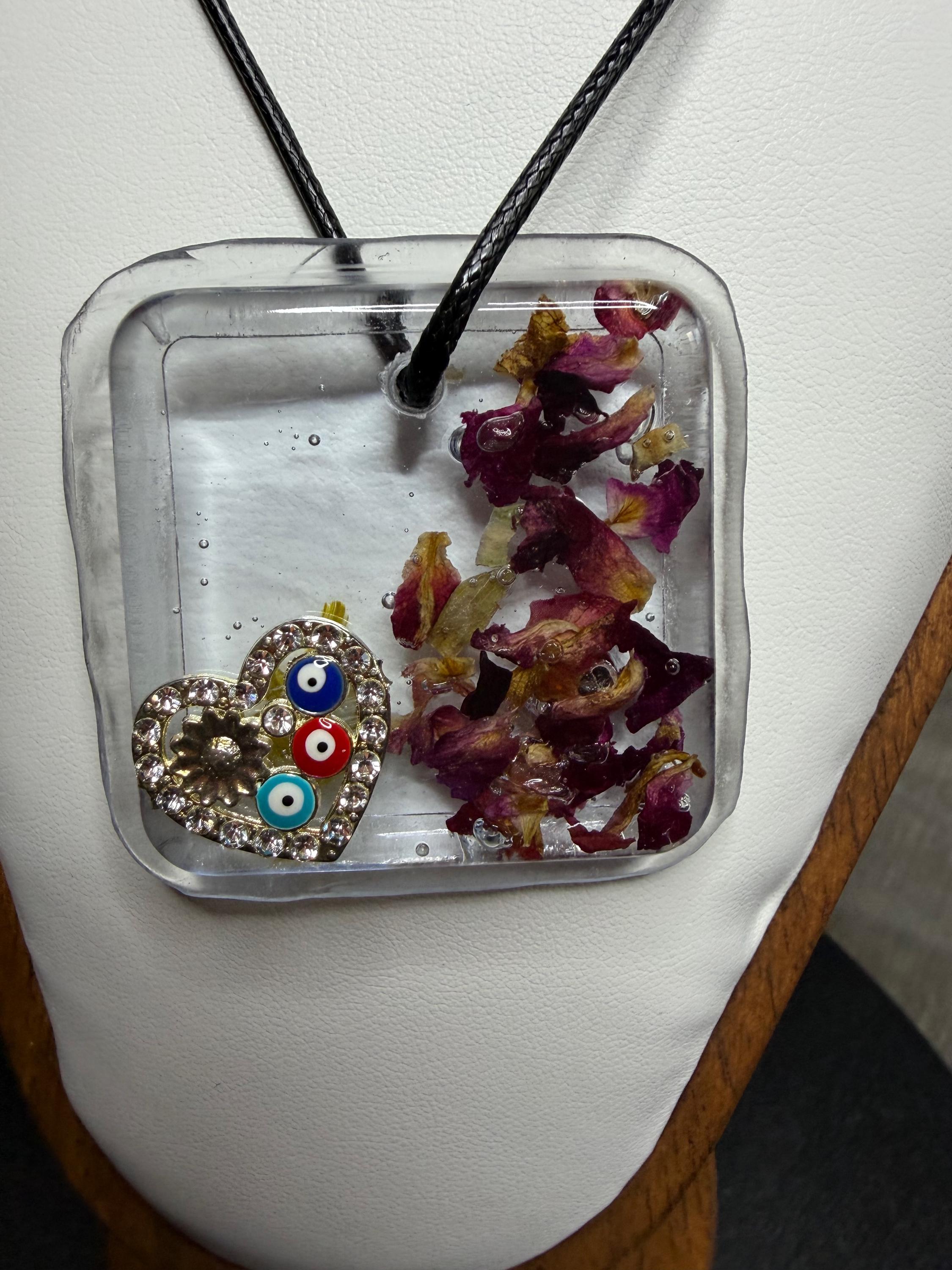 MEDALLION WITH D.FLOWERS