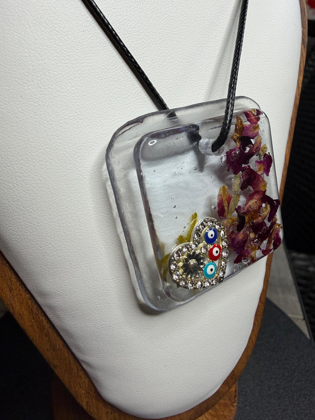 MEDALLION WITH D.FLOWERS