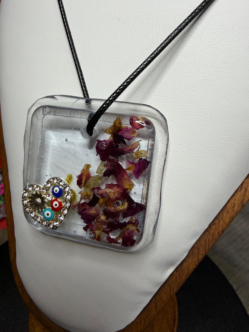 MEDALLION WITH D.FLOWERS