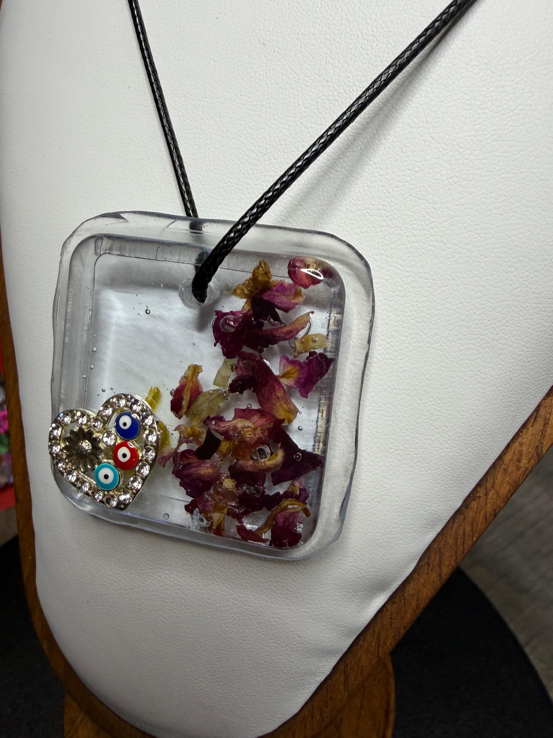 MEDALLION WITH D.FLOWERS