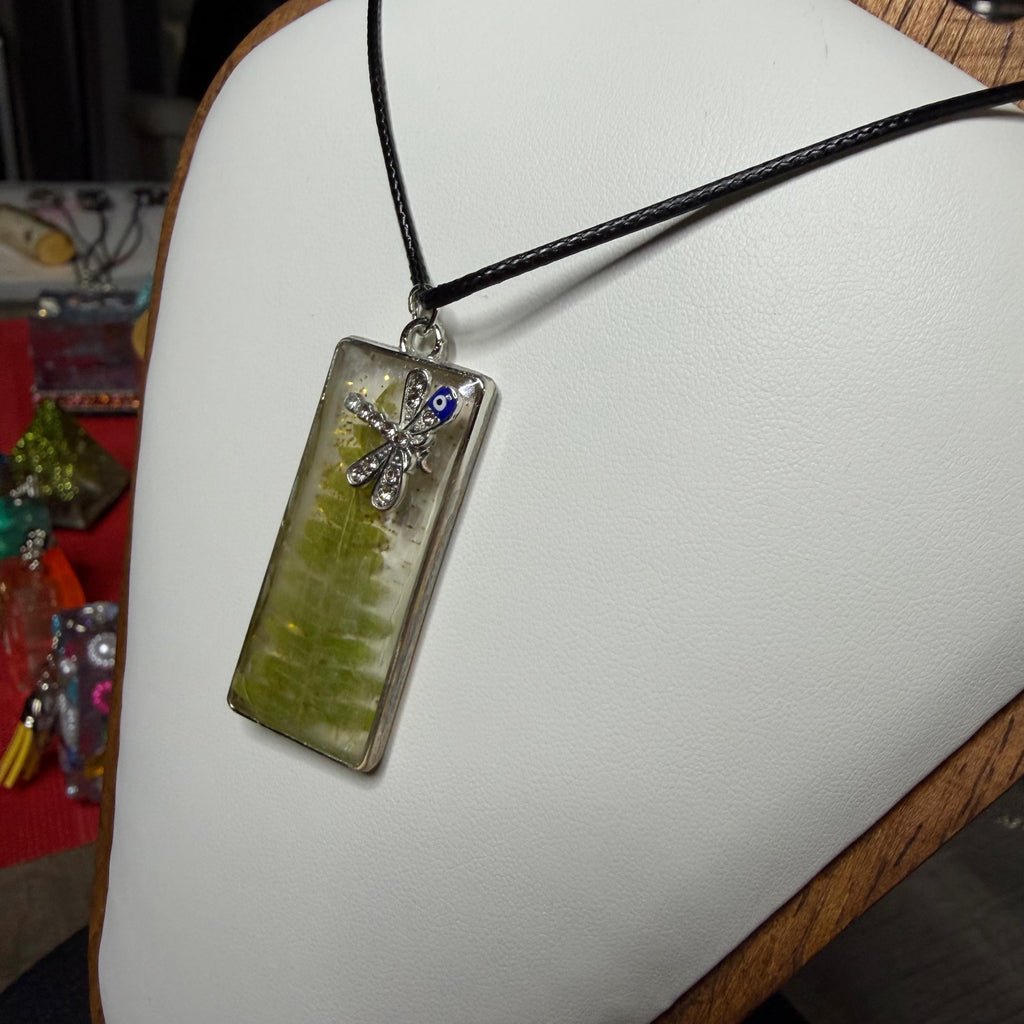 Natural Fern Leaf Resin Pendant Necklace with Dragonfly Charm – Rustic Elegant Jewelry
