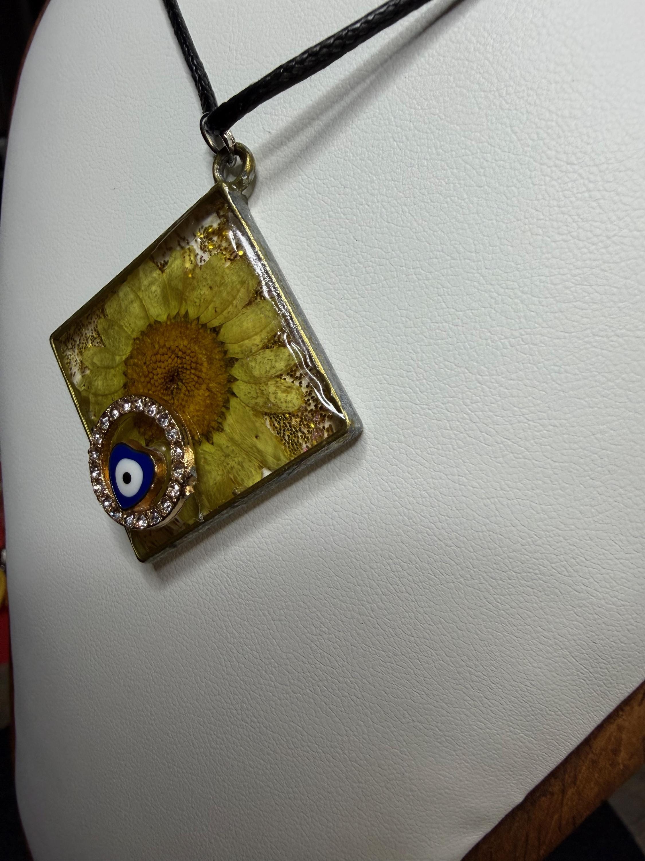 MEDAL WITH DAISY