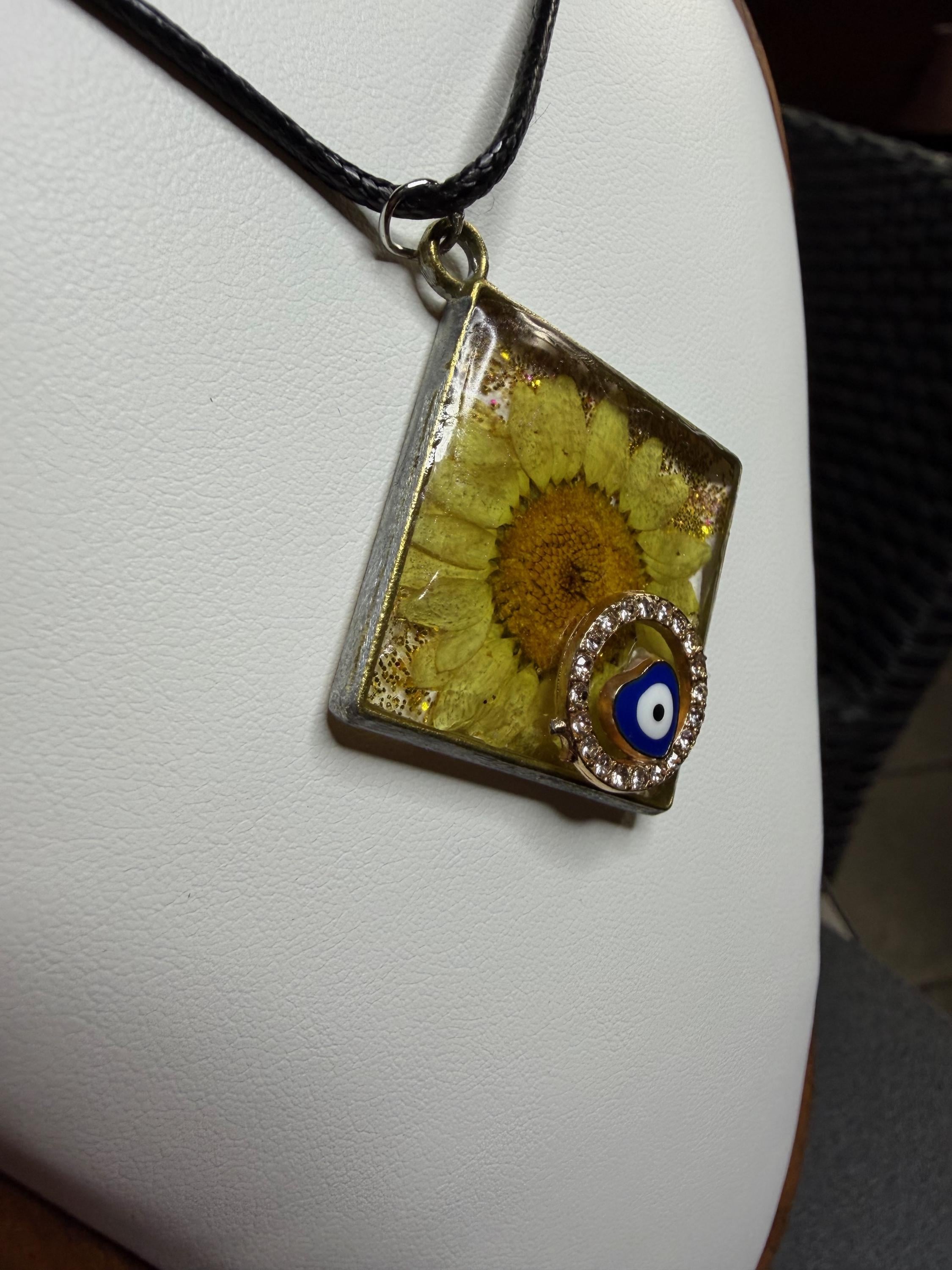 MEDAL WITH DAISY