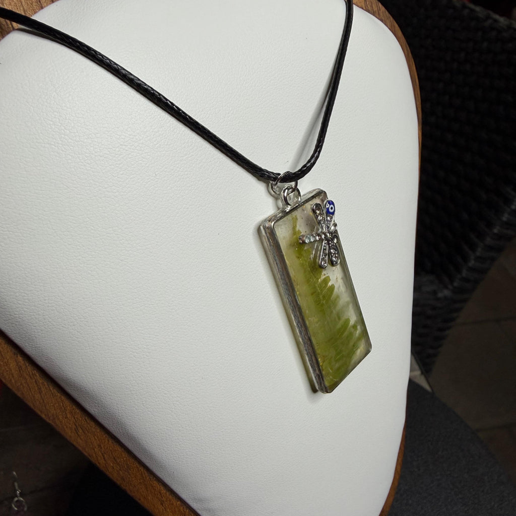 Natural Fern Leaf Resin Pendant Necklace with Dragonfly Charm – Rustic Elegant Jewelry